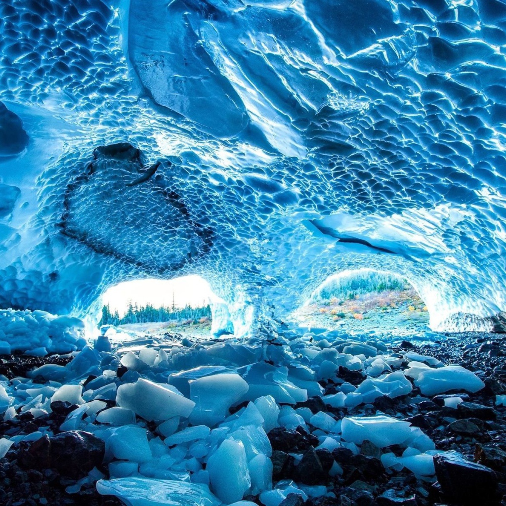 Пещера из голубого льда