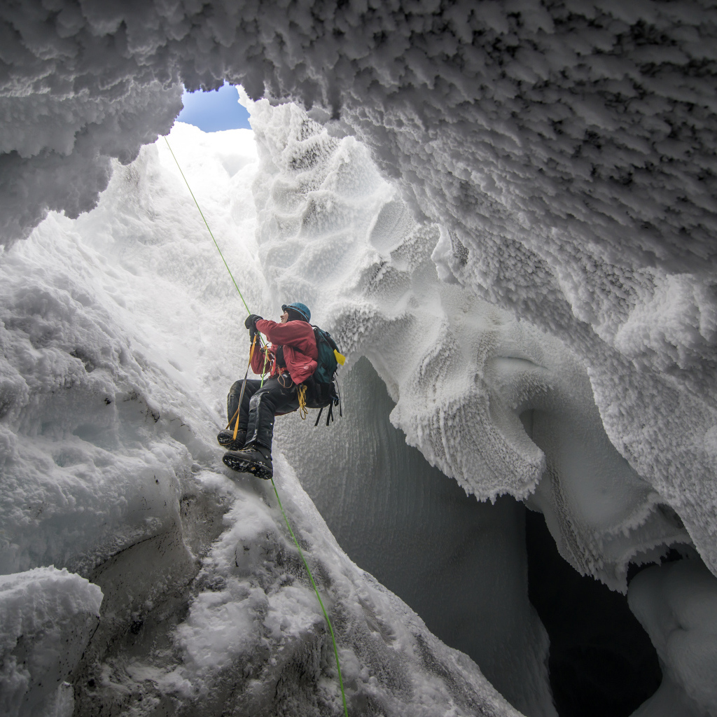 Спелеолог в арктической пещере