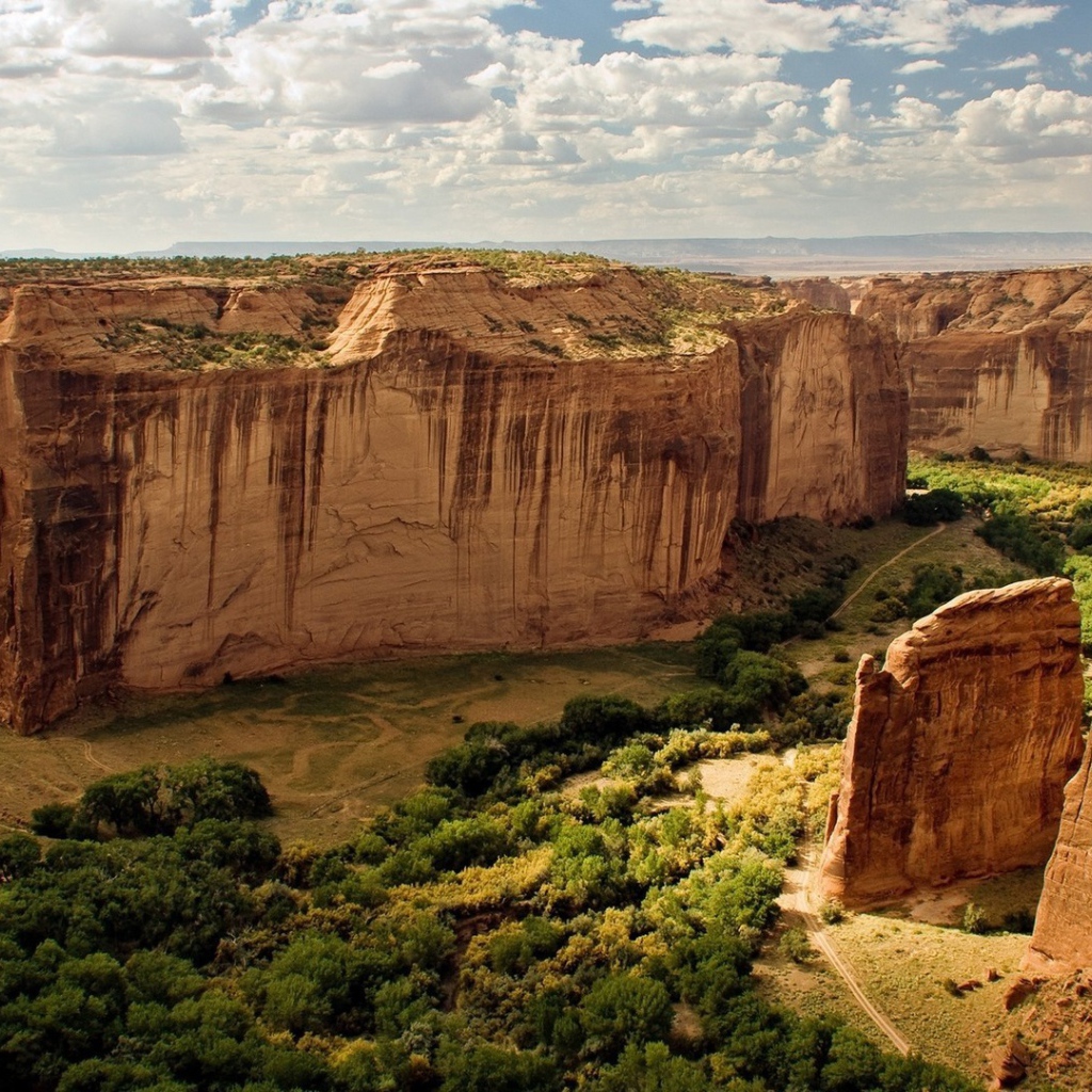 Отвесные скалы в каньоне