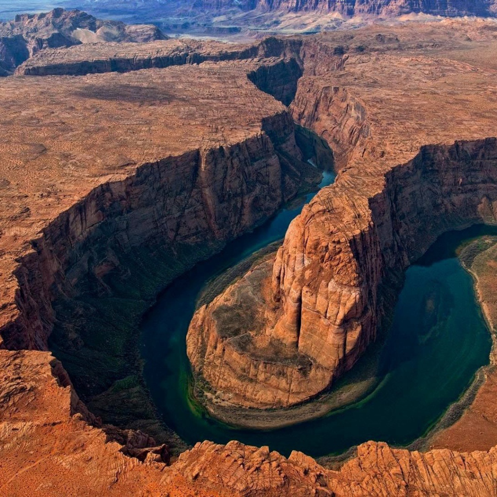 Темная вода на дне каньона