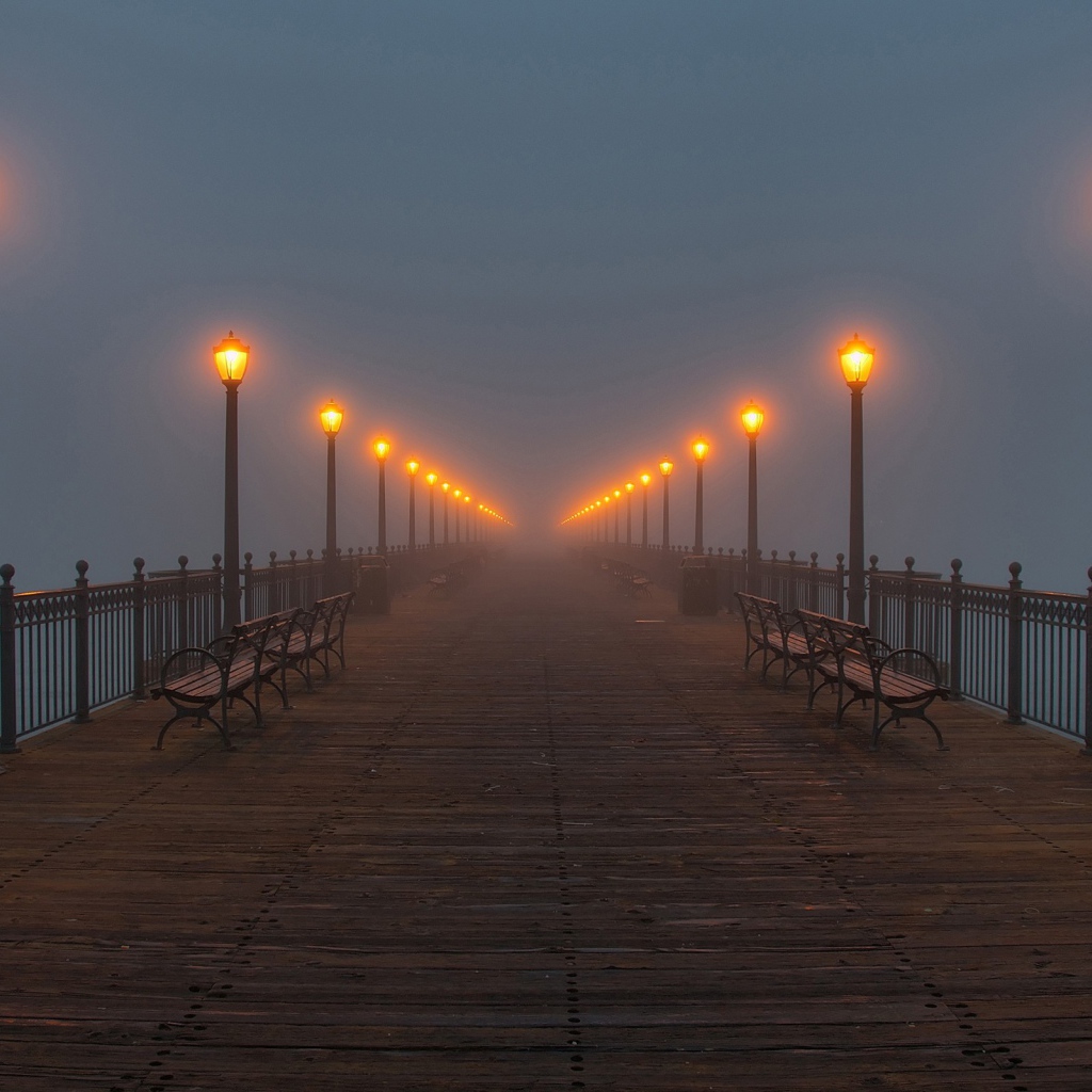 Вечерняя набережная уходит в туман