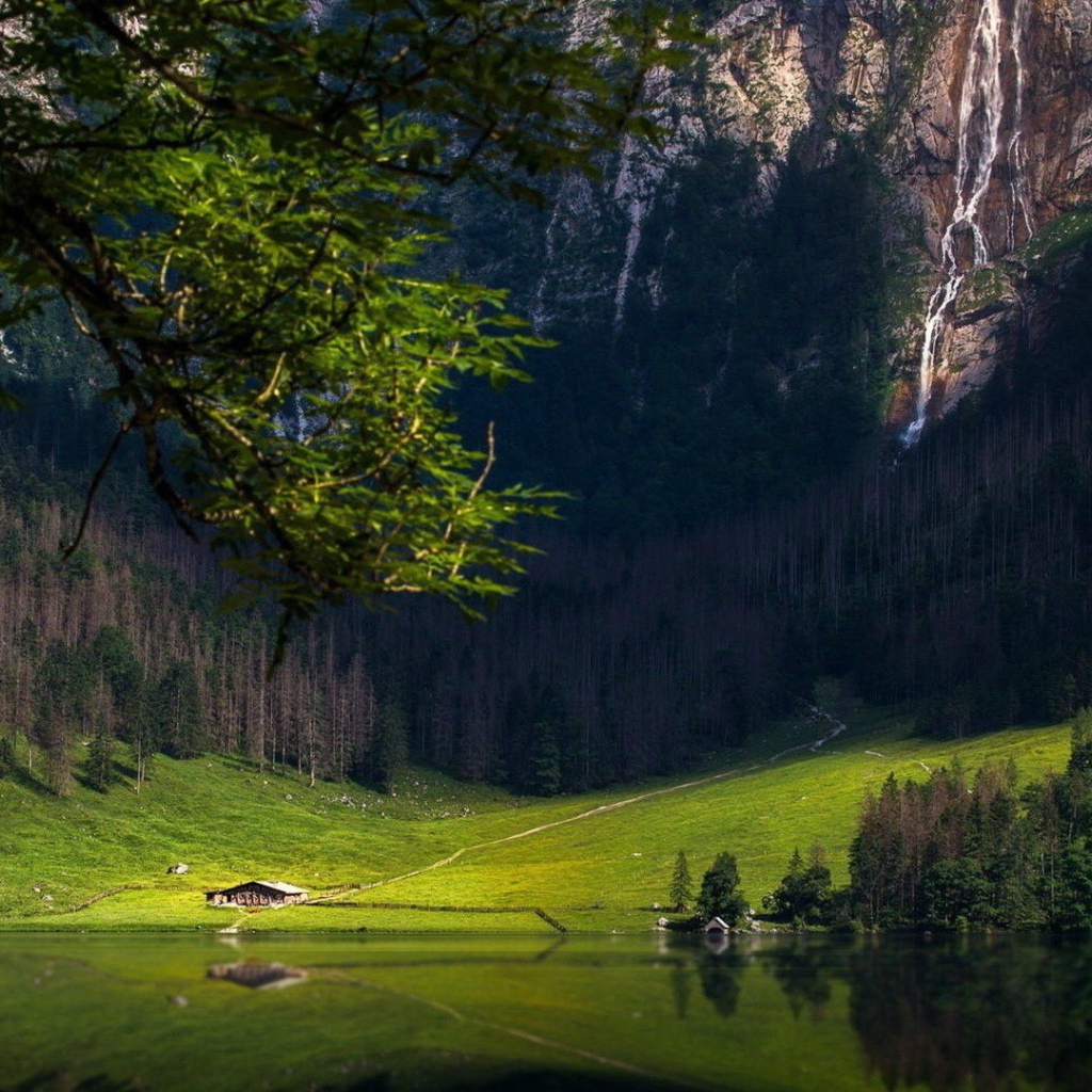 Ферма у подножия большой горы