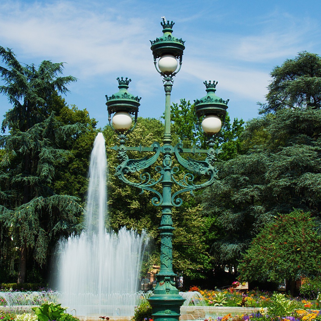 Зеленый чугунный фонарь в парке