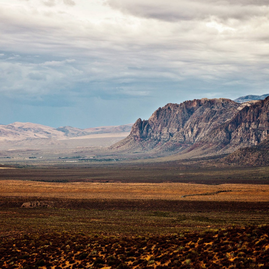 Неприветливая равнина между скалами