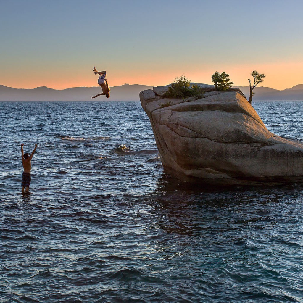 Прыжки со скалы у берега