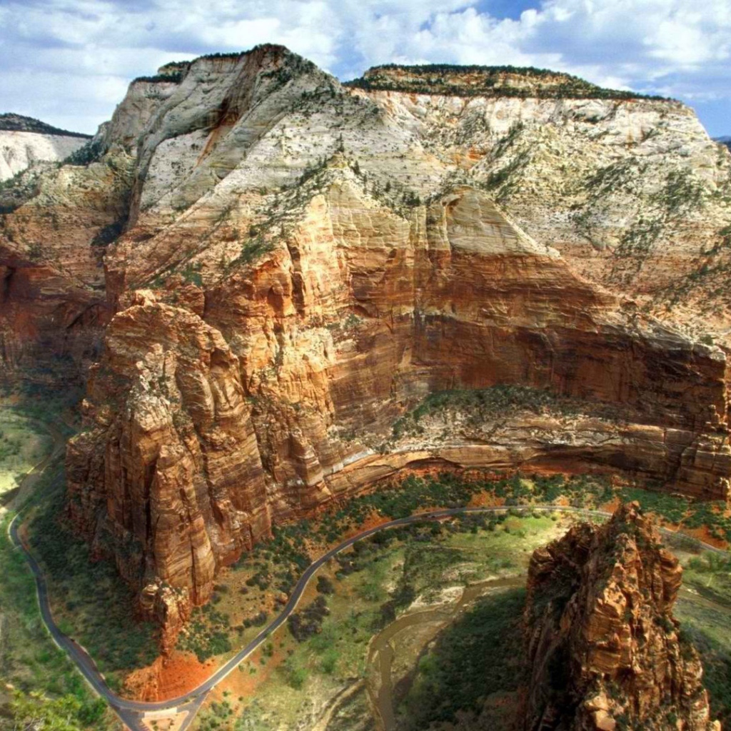 Пейзаж с обрывистыми скалами каньона