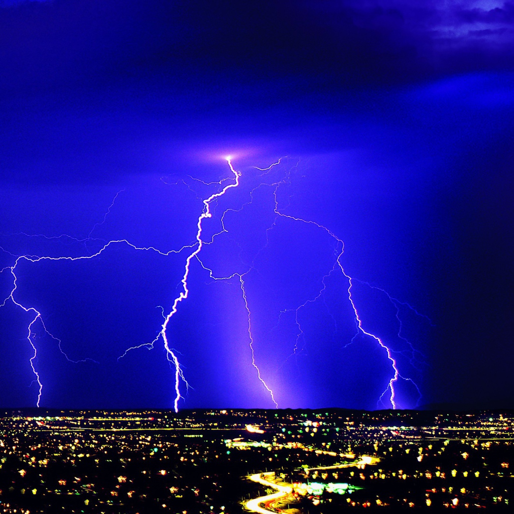Молния в синем небе над ночным городом