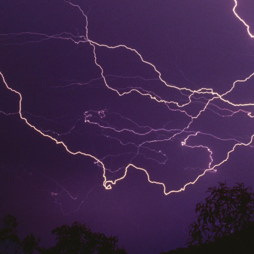 Молнии в фиолетовом небе ночью