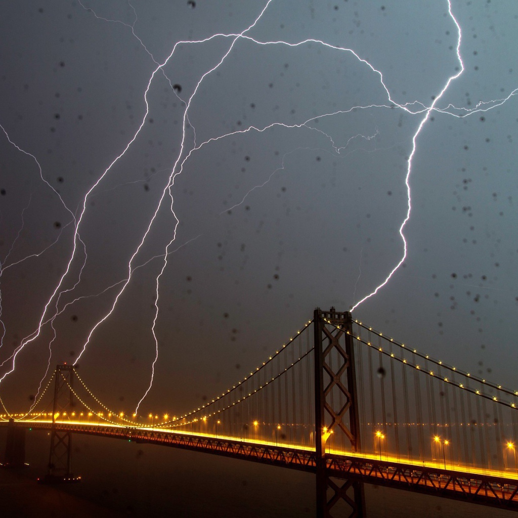 Молнии бьют в мост во время грозы
