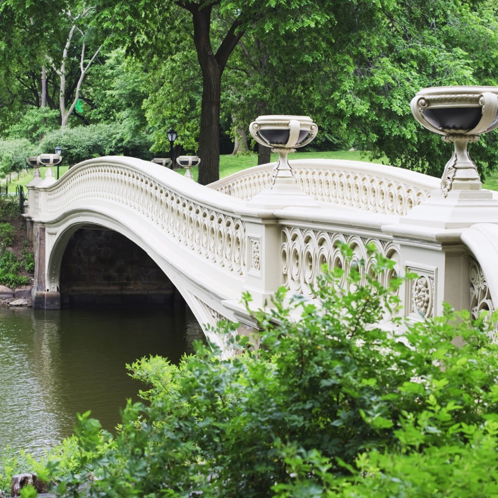Мраморный мост над рекой в парке