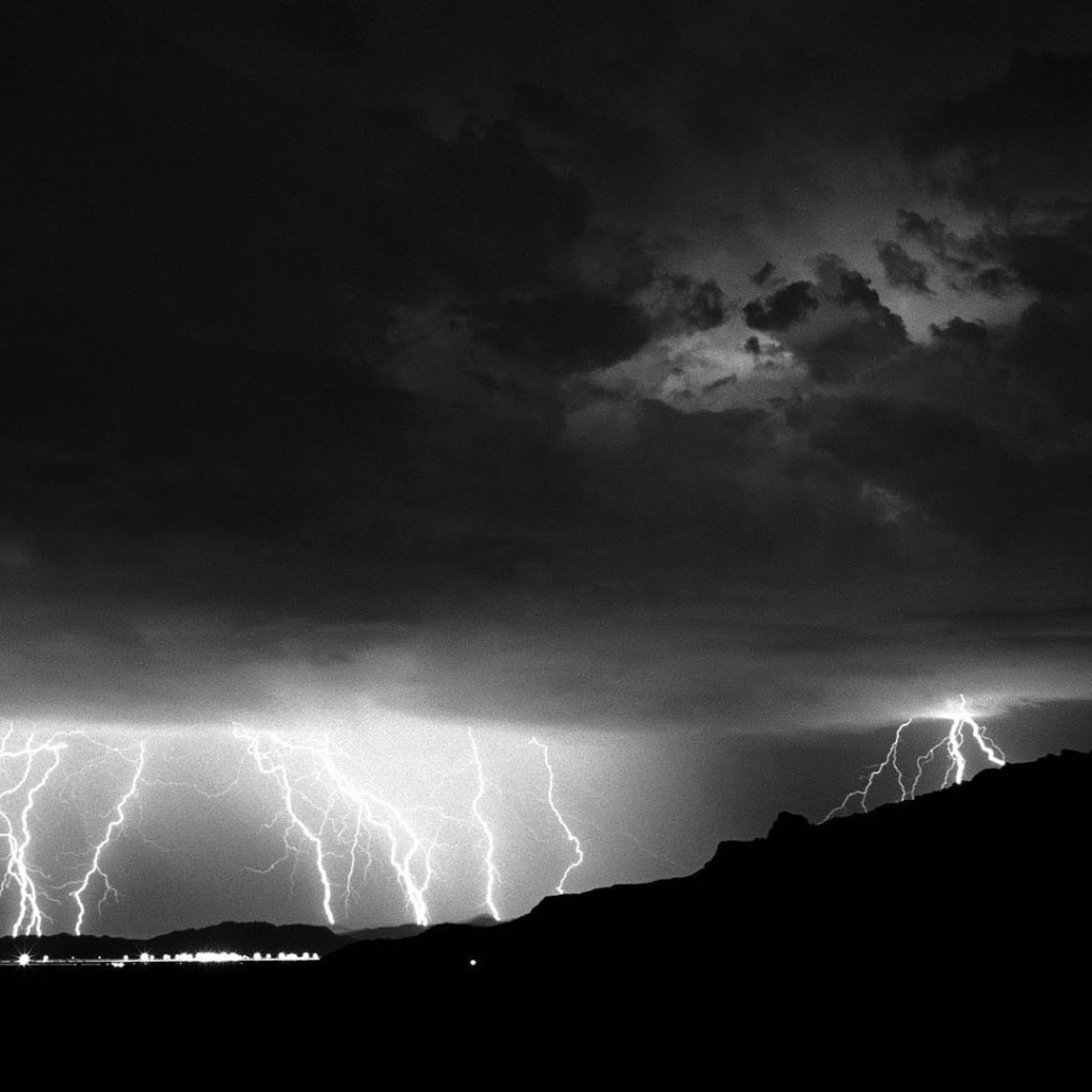 Монохромное фото грозы