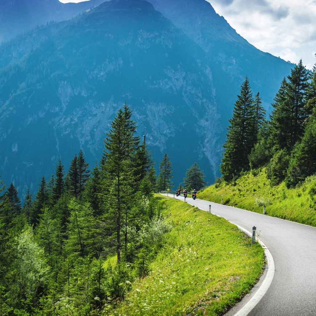 Мотоциклист на горной дороге