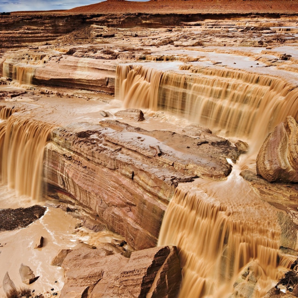 Мутная вода стекает со скал