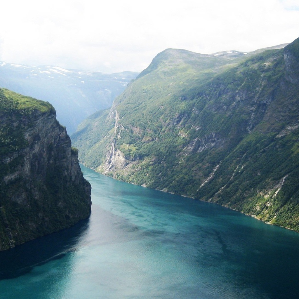 Узкий морской залив