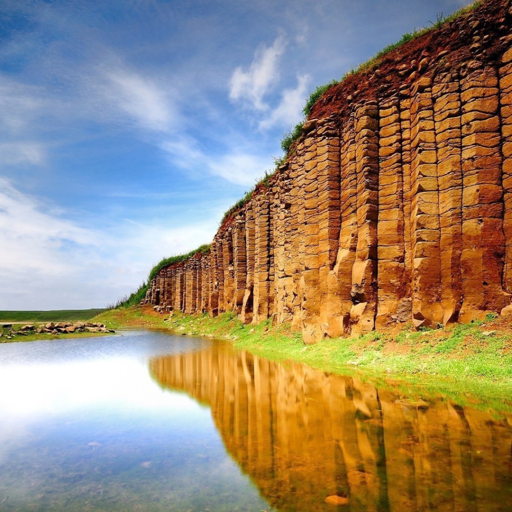 Природная стена из камня