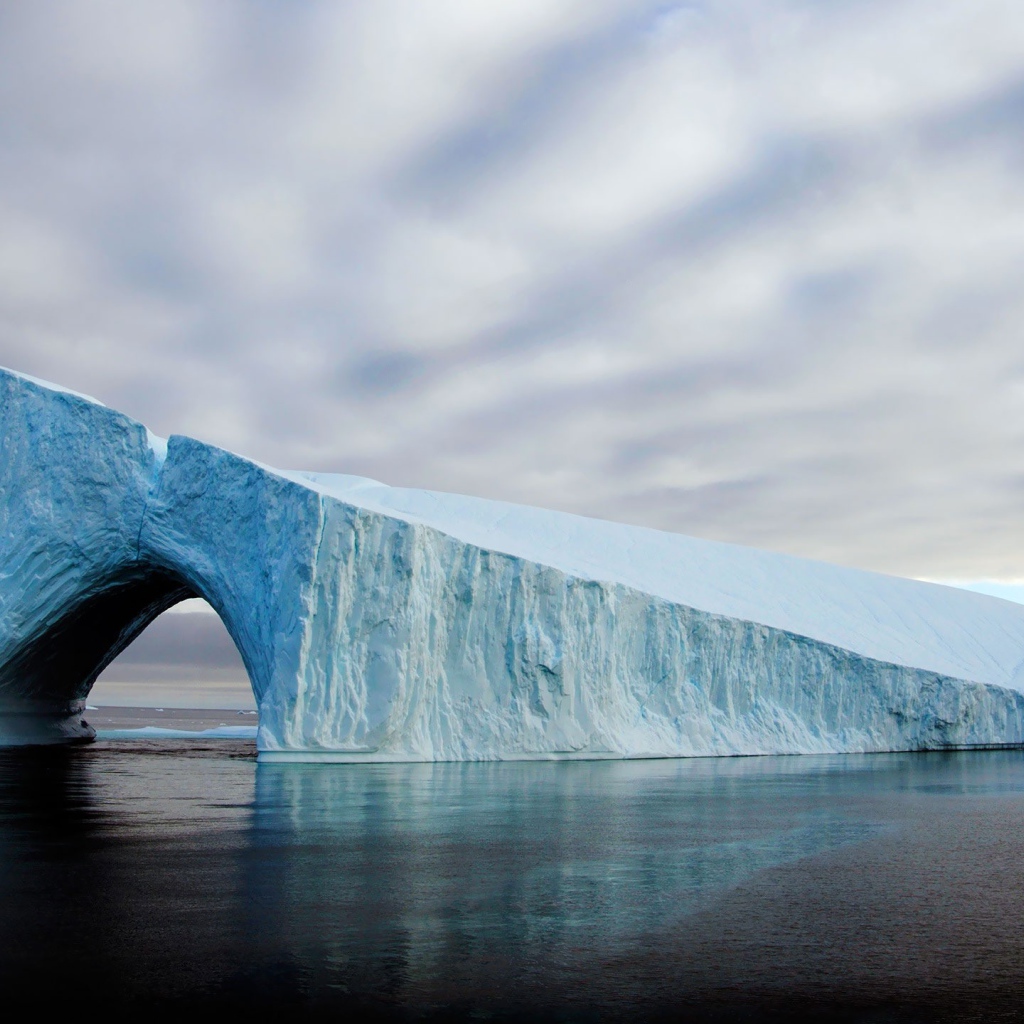 Аккуратный тоннель в леднике