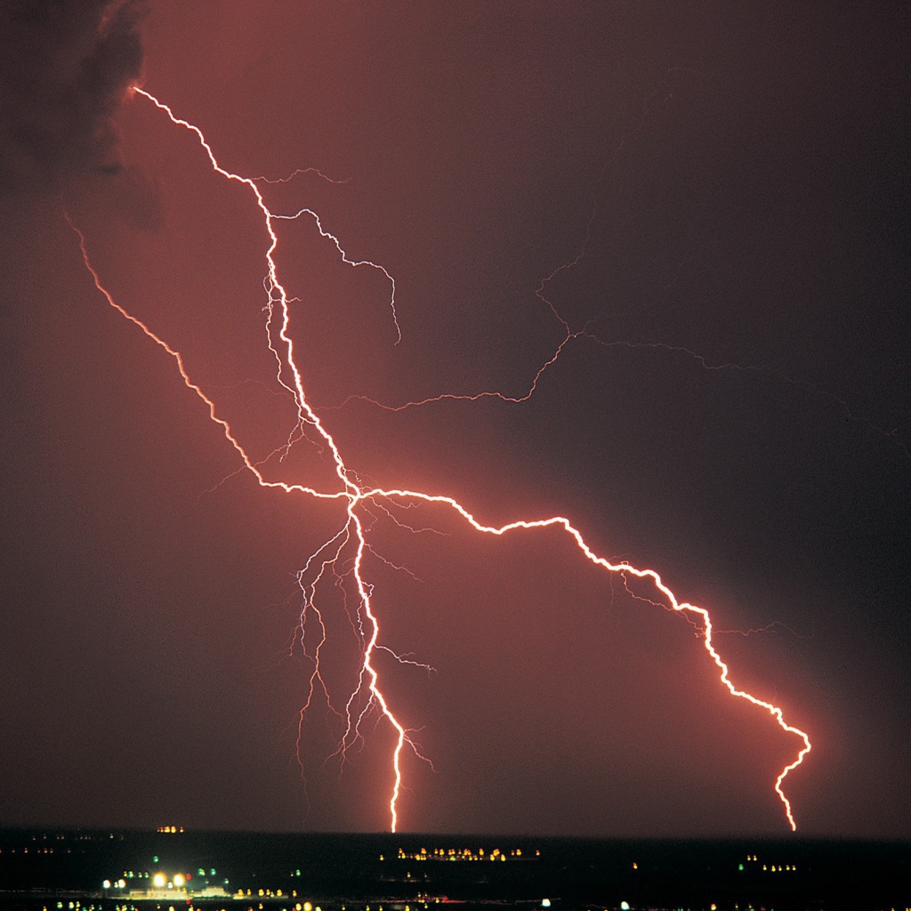 Оранжевая молния в черном небе