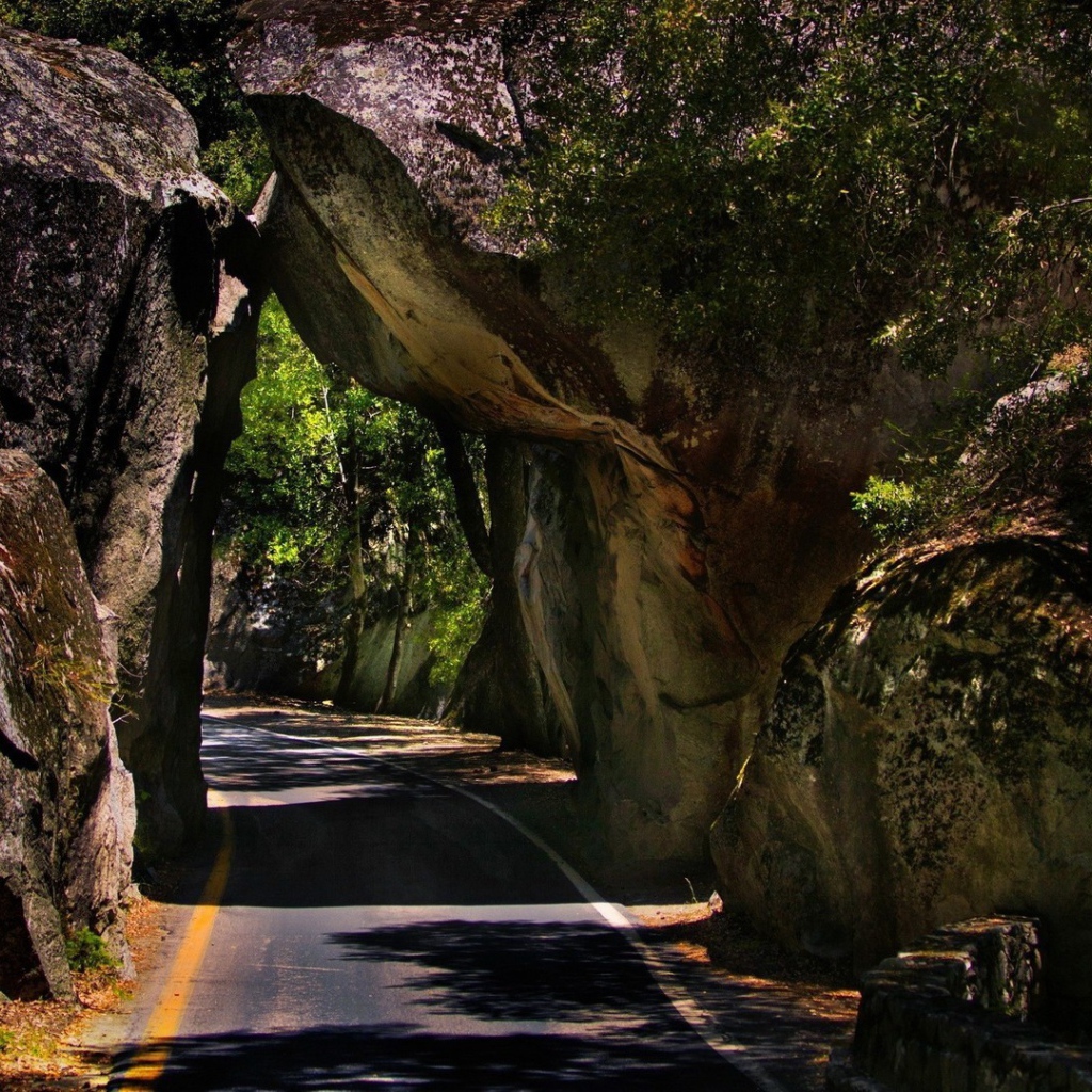Проезд между двух скал