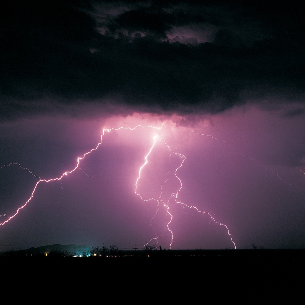 Розовая молния в черных облаках