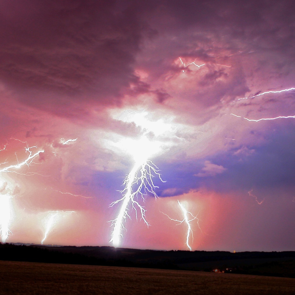 Мощные разряды молний в розовых облаках