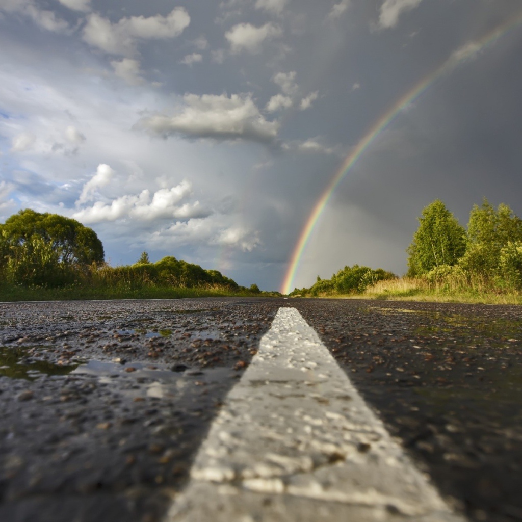Радуга над асфальтом шоссе