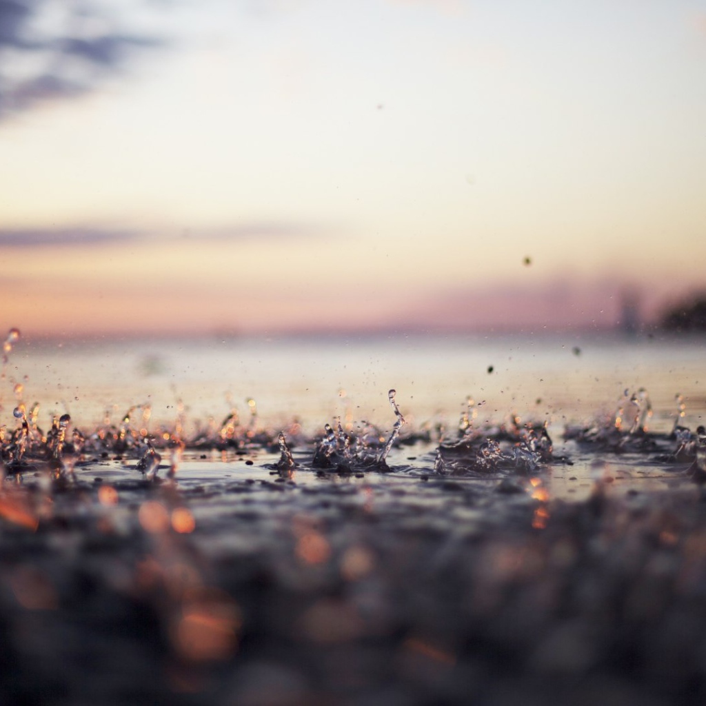 Капли дождя на мостовой