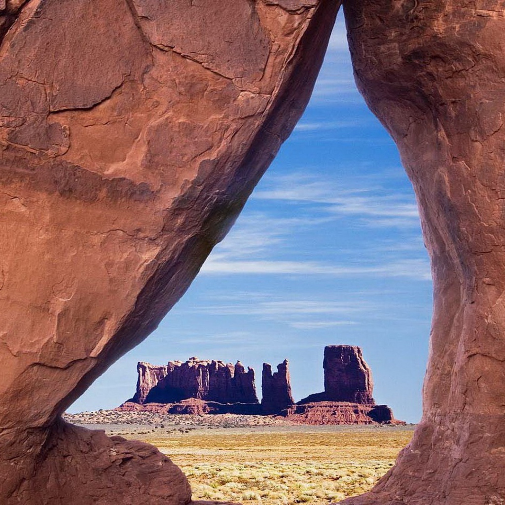 Скальные образования, вид через проем в скале