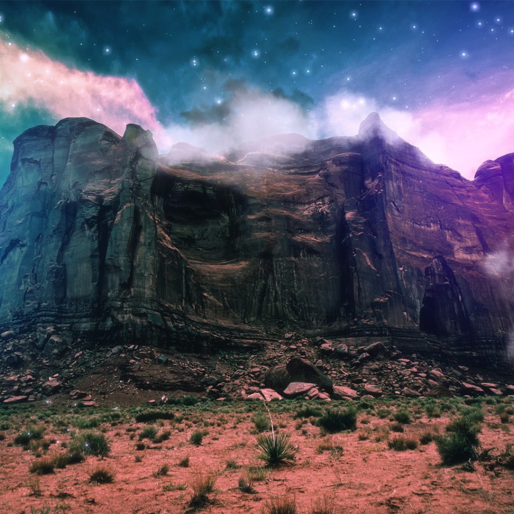 Скала в тумане на фоне звезд