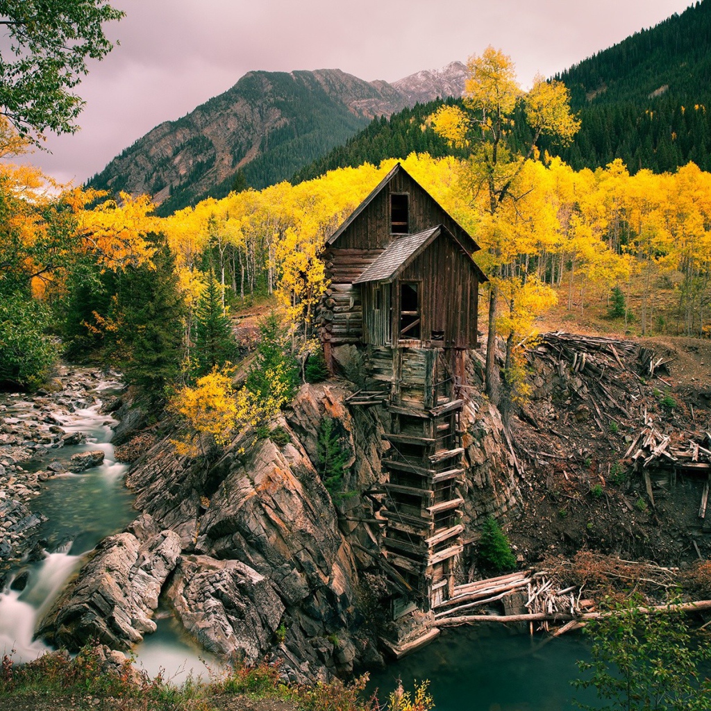 Хозяйственная постройка из дерева над обрывом