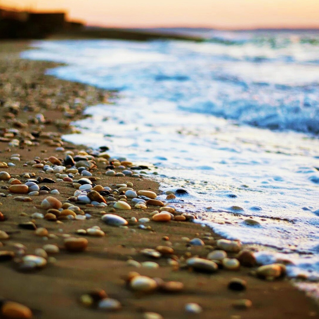 Гладкие камни на пляже