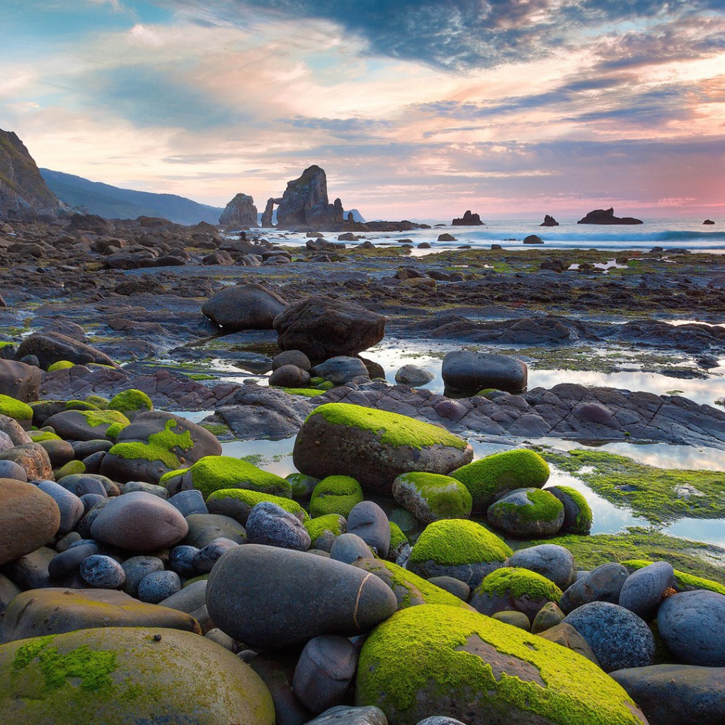 Гладкие камни на берегу моря