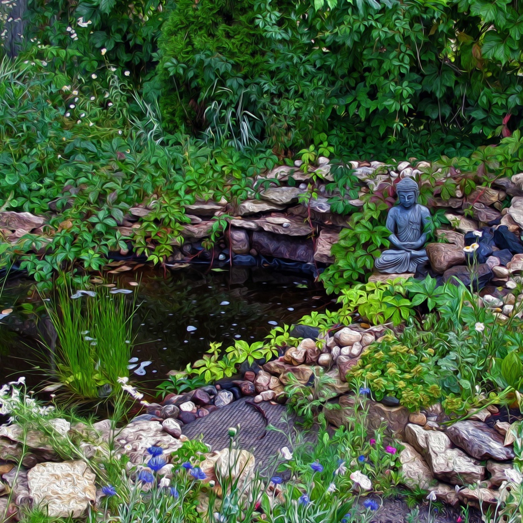 Статуэтка Будды в саду