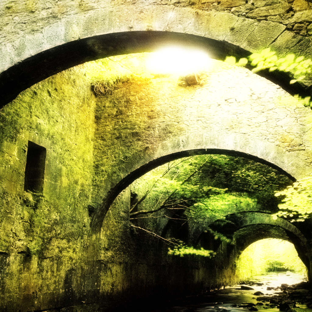 Каменные своды над ручьем