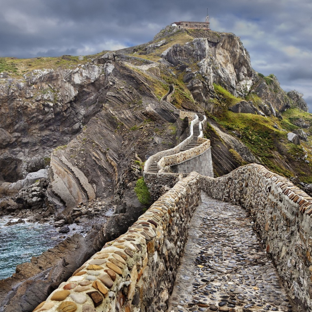 Каменная тропа на вершину холма над морем