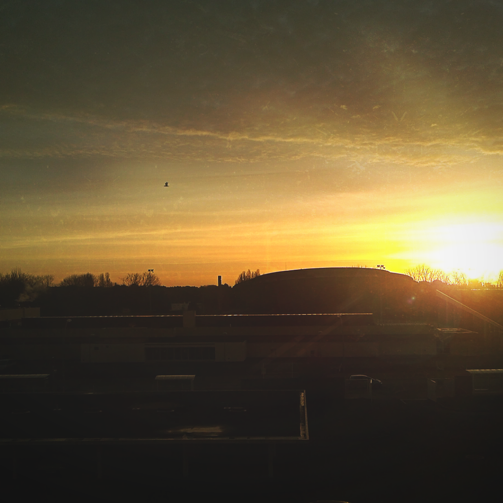 Восход солнца над постройками