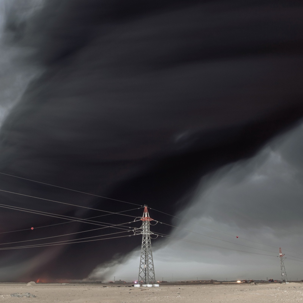 Черное облако дыма в небе