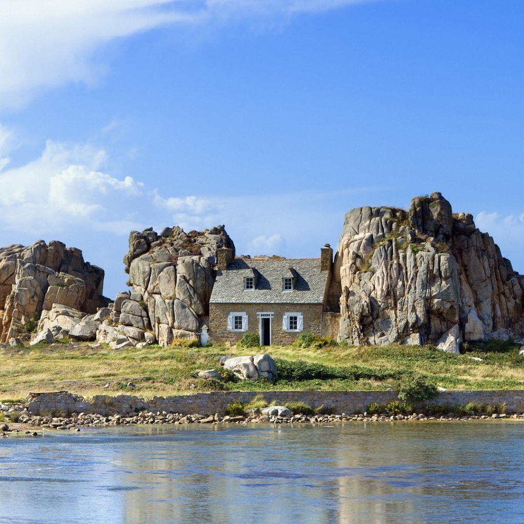 Дом зажат между двух скал