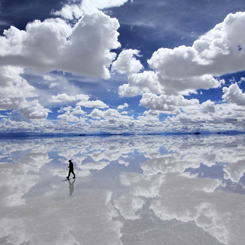 Человек идет между небом и землей