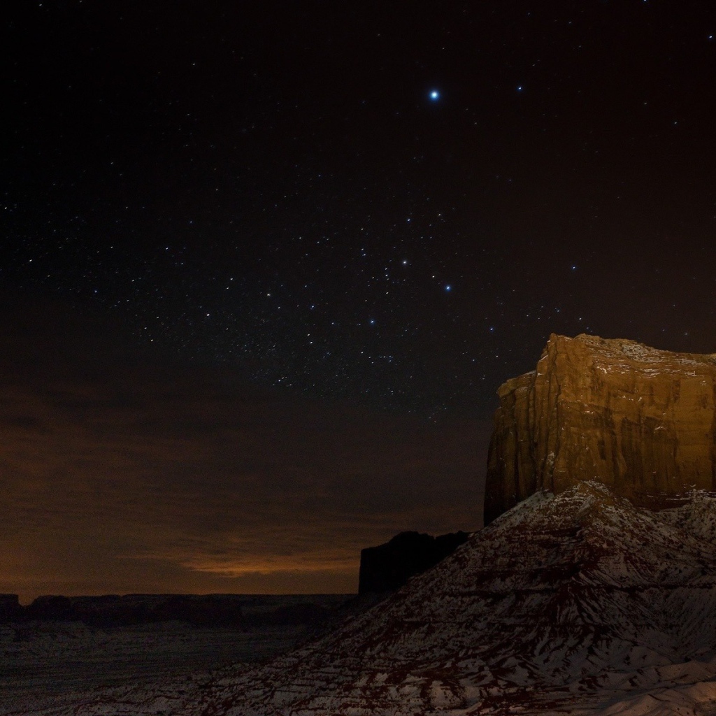 Ночное небо над скалами каньона