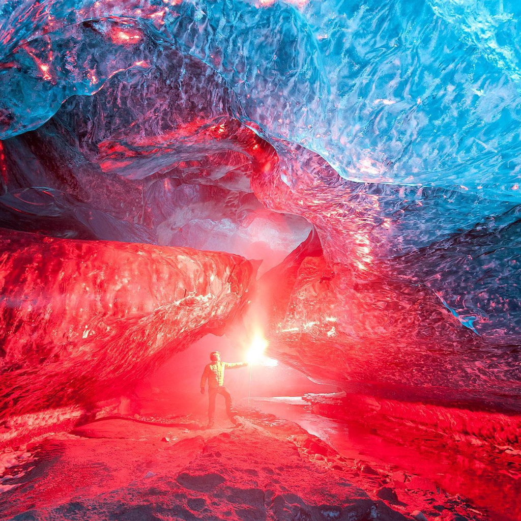 Красный свет в ледяной пещере