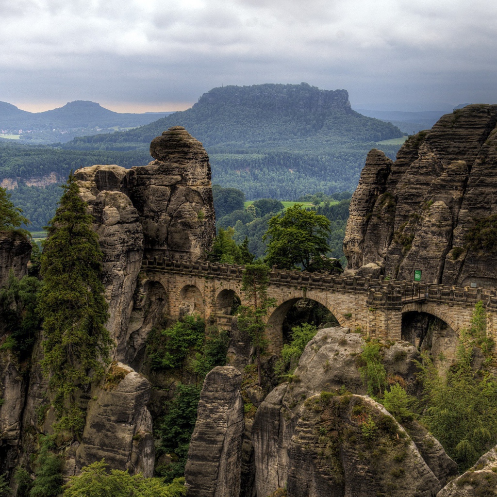 Остатки акведука между скалами