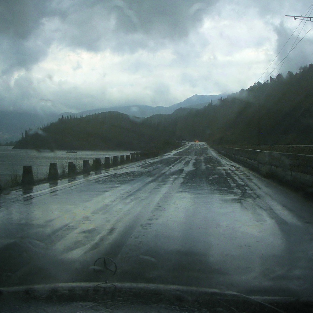 Дорога у моря во время дождя