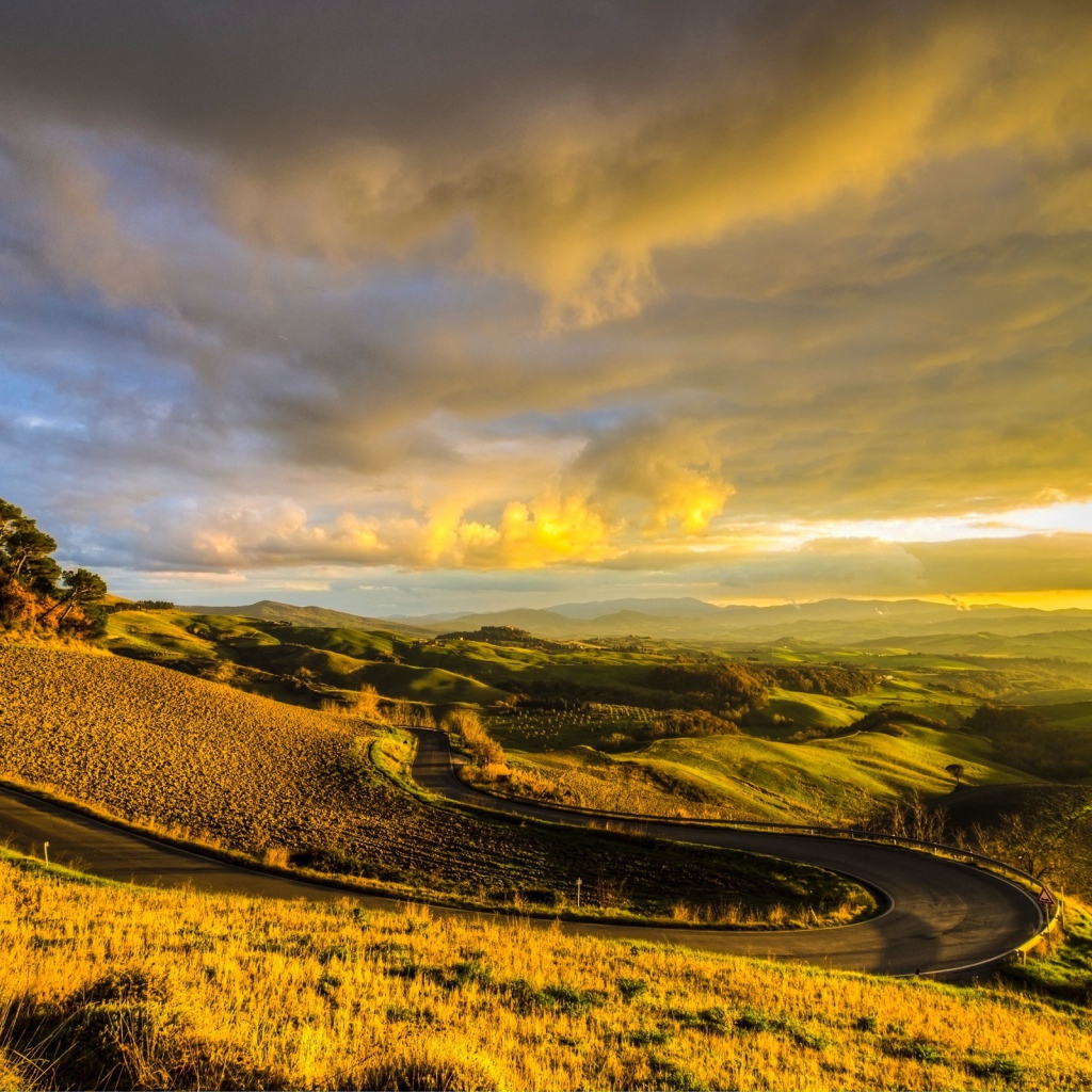 Дорога среди холмов