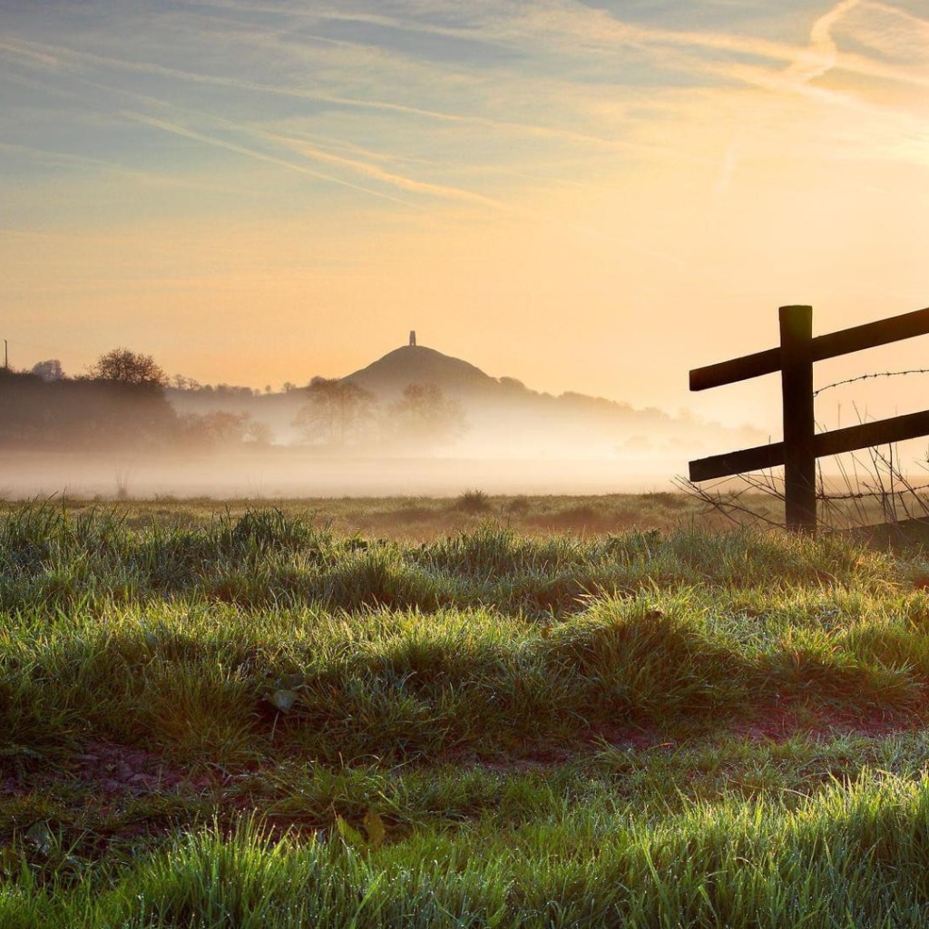 Солнце рассеивает утренний туман на ферме