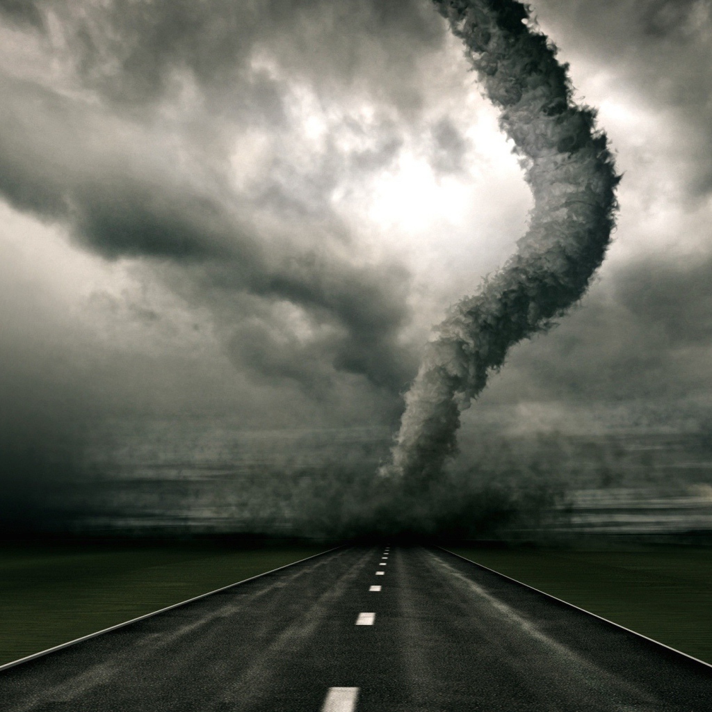 Торнадо разрушает покрытие шоссе