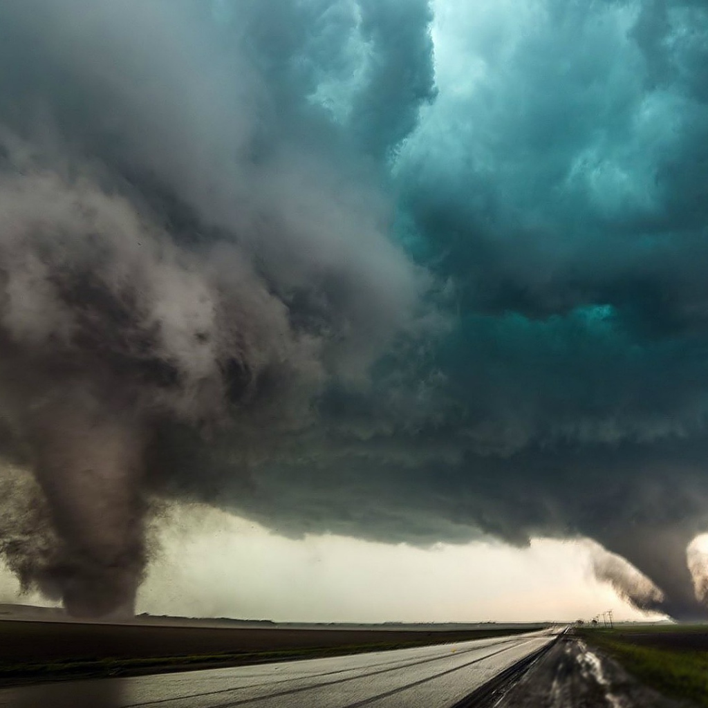 Два мощных торнадо