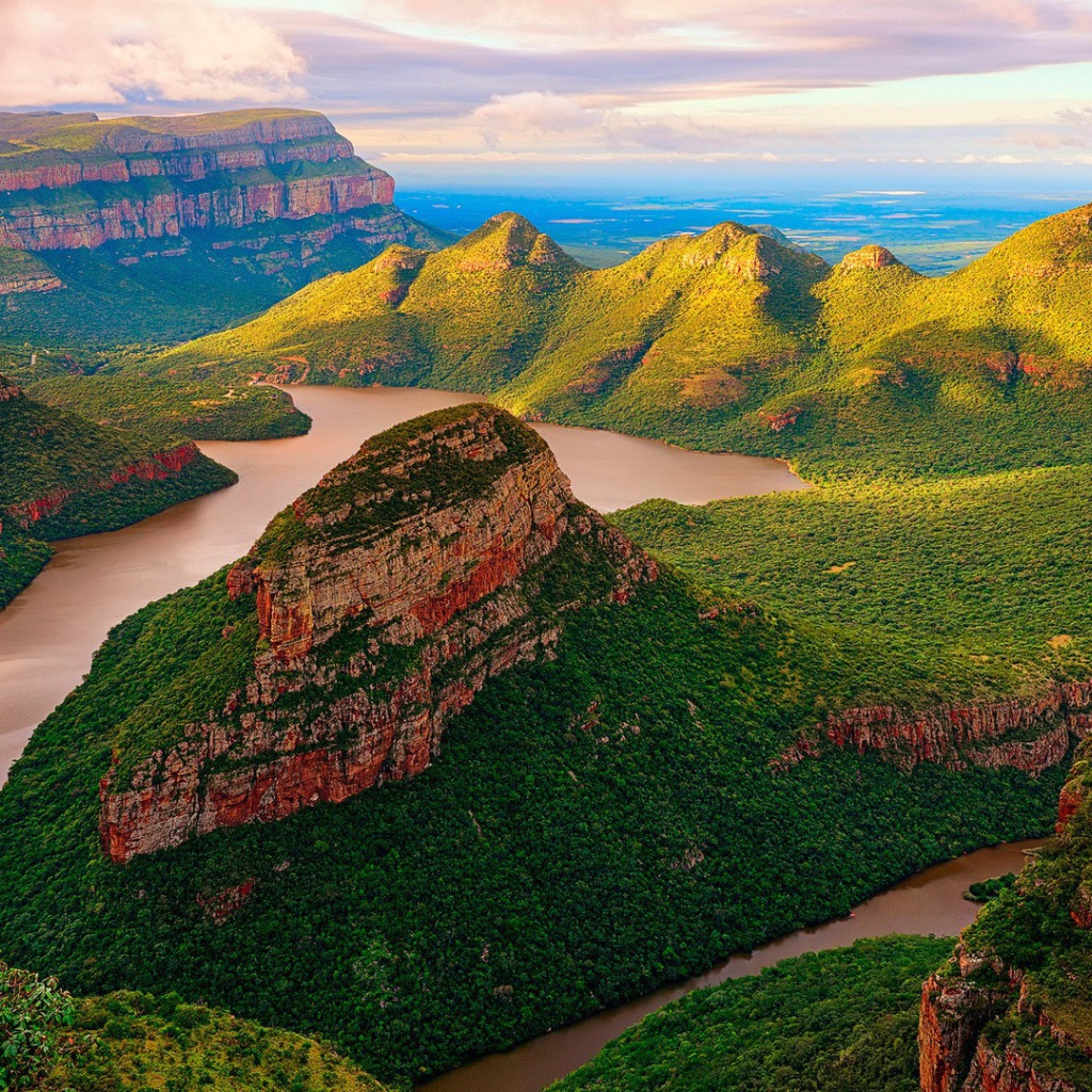 Покрытые зеленью скалы каньона