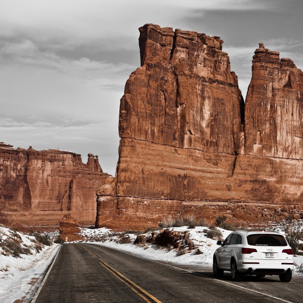 Вертикальная коричневая скала у дороги