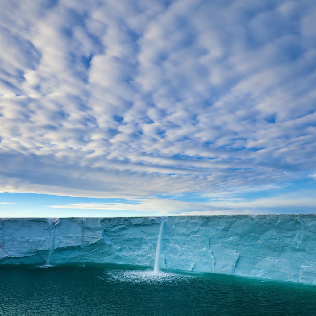 Вода стекает с края ледника