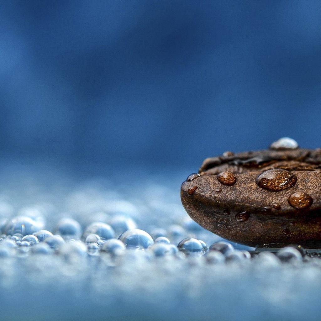 Вода на коричневом гладком камне
